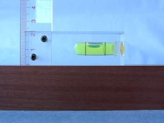 水平器を乗せた版木。真っ平らなのがわかる